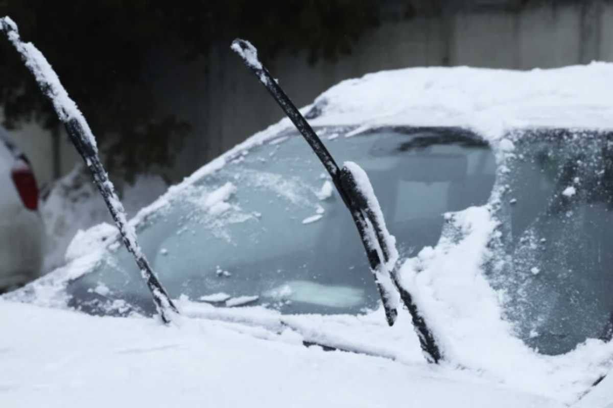 Per chi non dispone di un garage, la sfida quotidiana è quella di liberare parabrezza e finestrini dal ghiaccio senza perdere tempo
